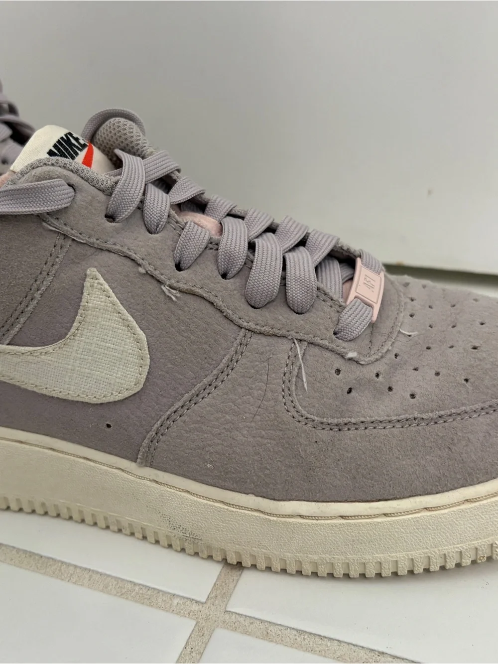 Nike Kids Low-Top Sneakers in Light Gray and Cream
